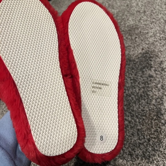 Womens size 8 red fuzzy slippers - Picture 5 of 5